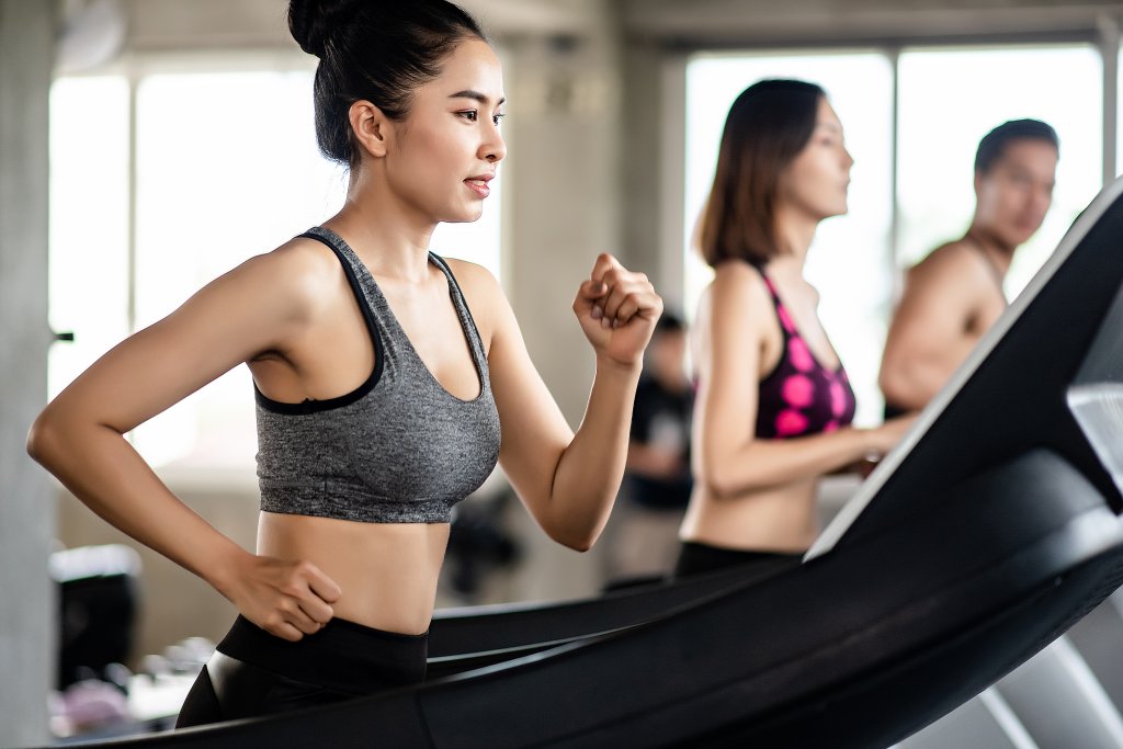 ジムで運動する女性